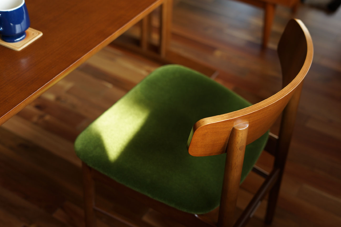 カリモク60 Tチェアの背面