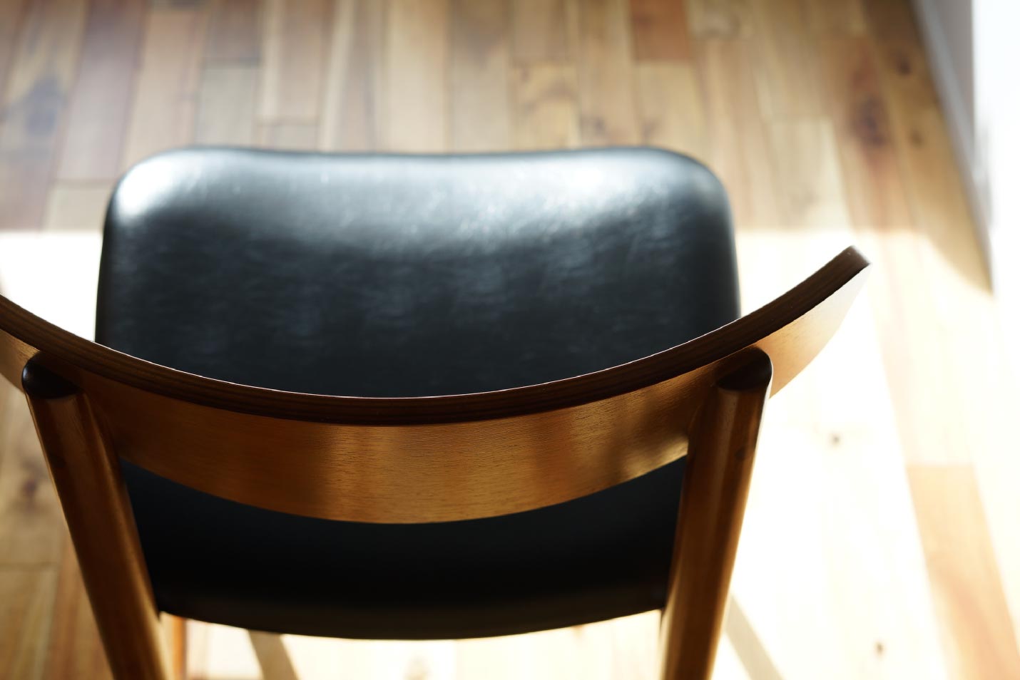 カリモク60 Tチェアの背もたれは身体に合うカーブを描いています