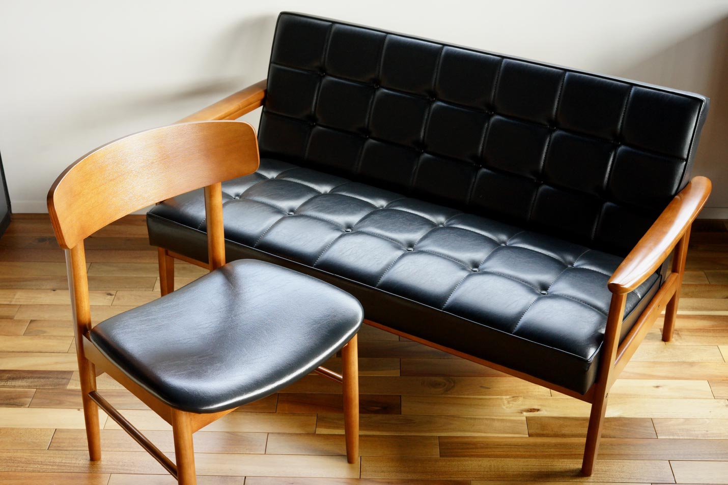 カリモク60のスタンダードKチェアとTチェア