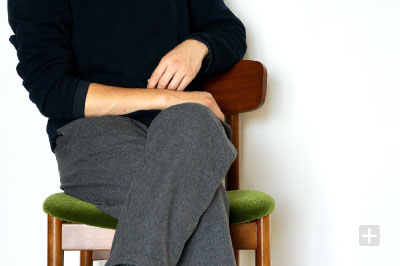 カリモク60 Tチェアはゆったりと座ることができます