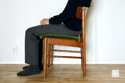 カリモク60 Tチェアを真横から