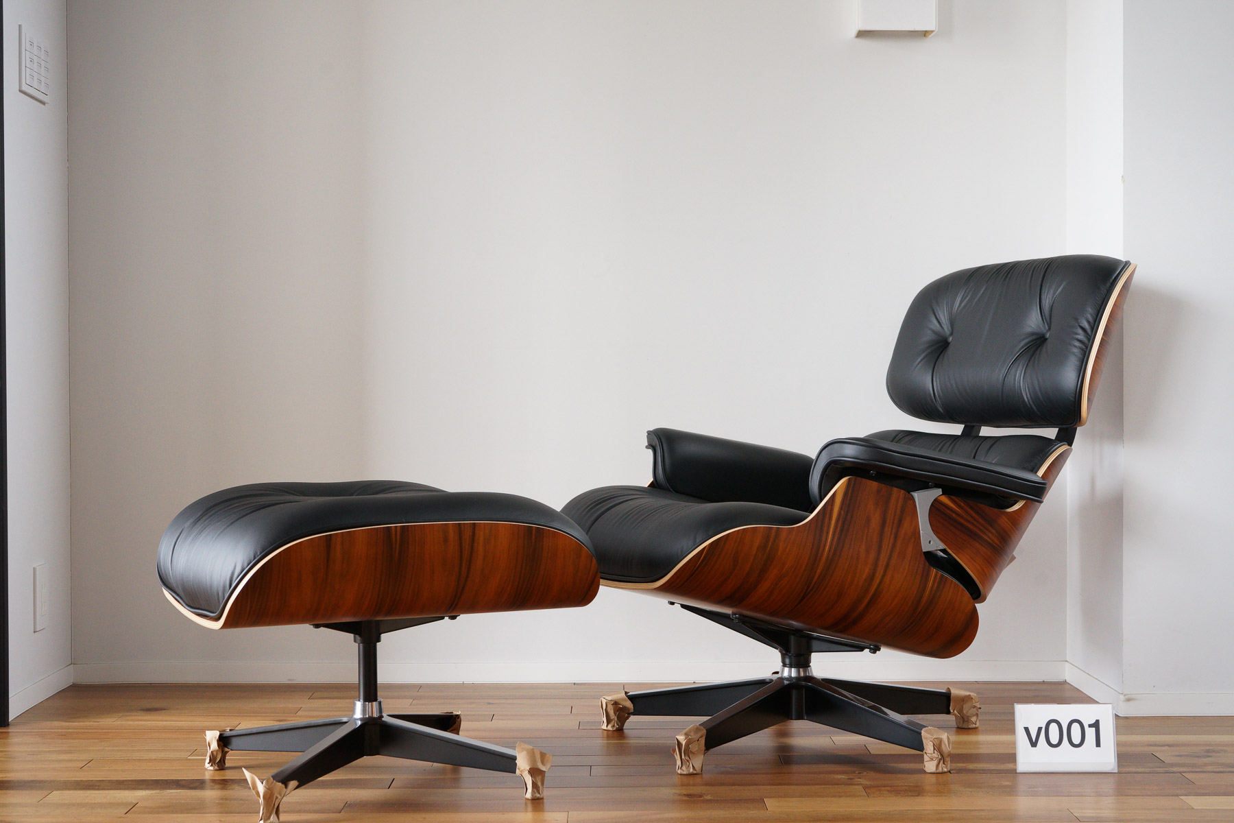 イームズラウンジチェアの木目