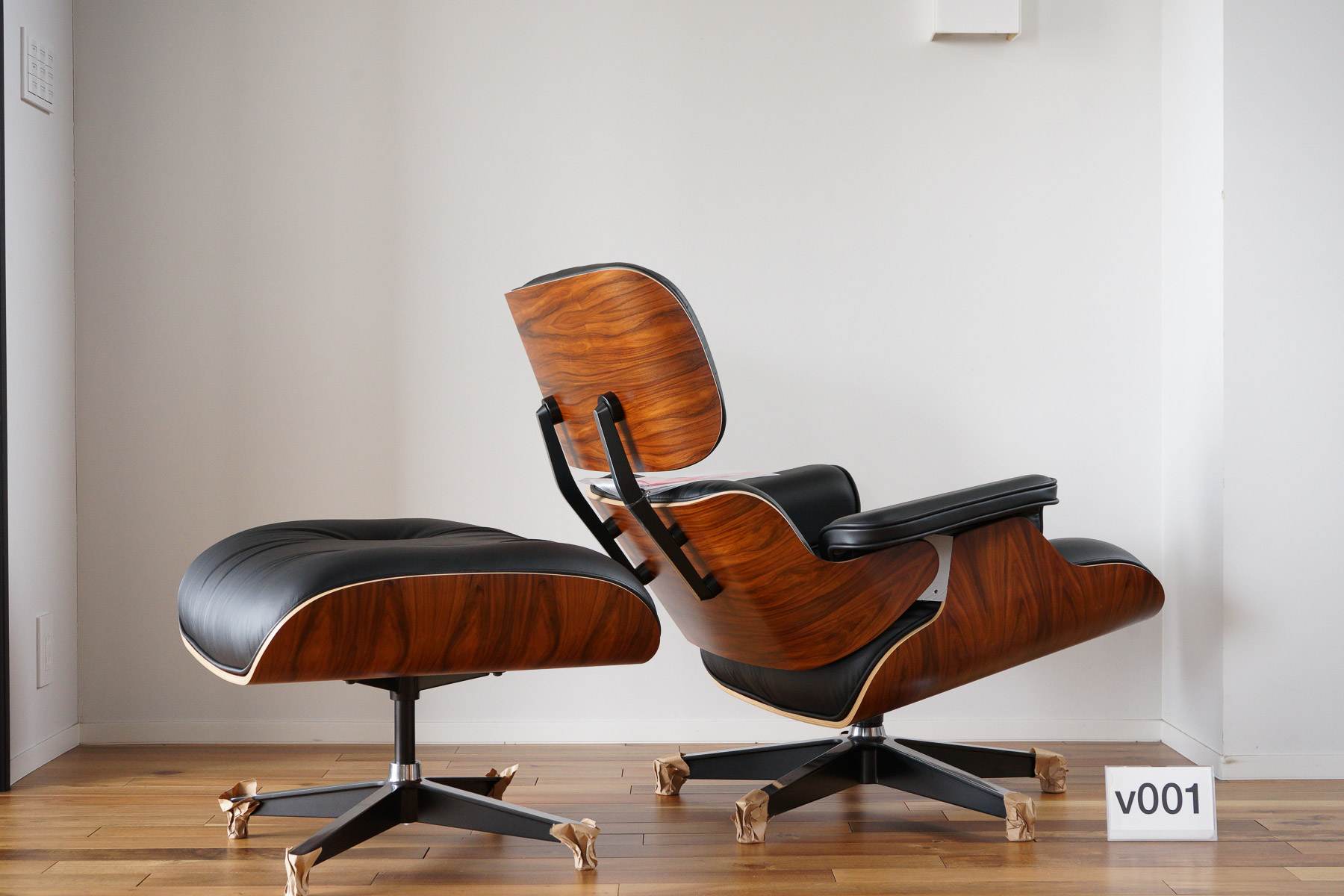 イームズラウンジチェアの木目