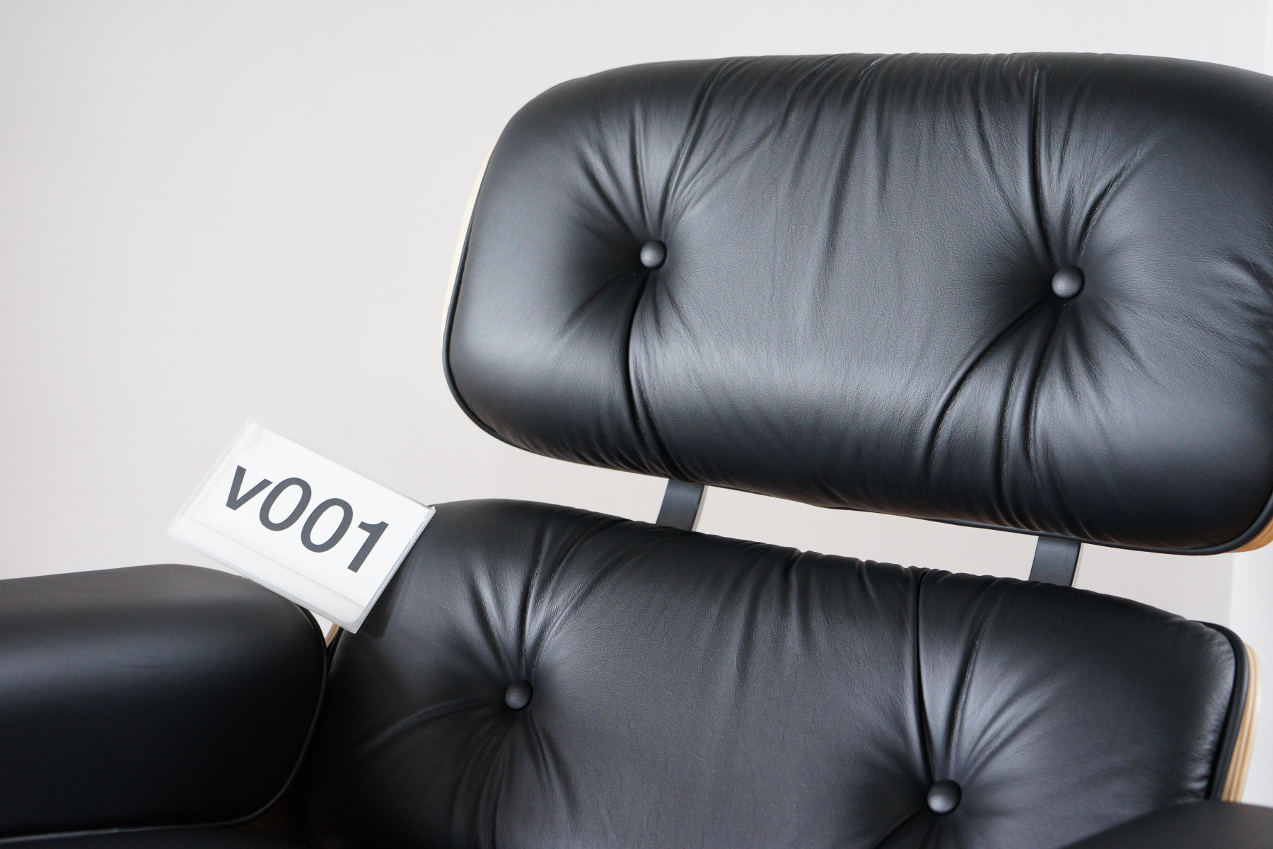 イームズラウンジチェアの木目