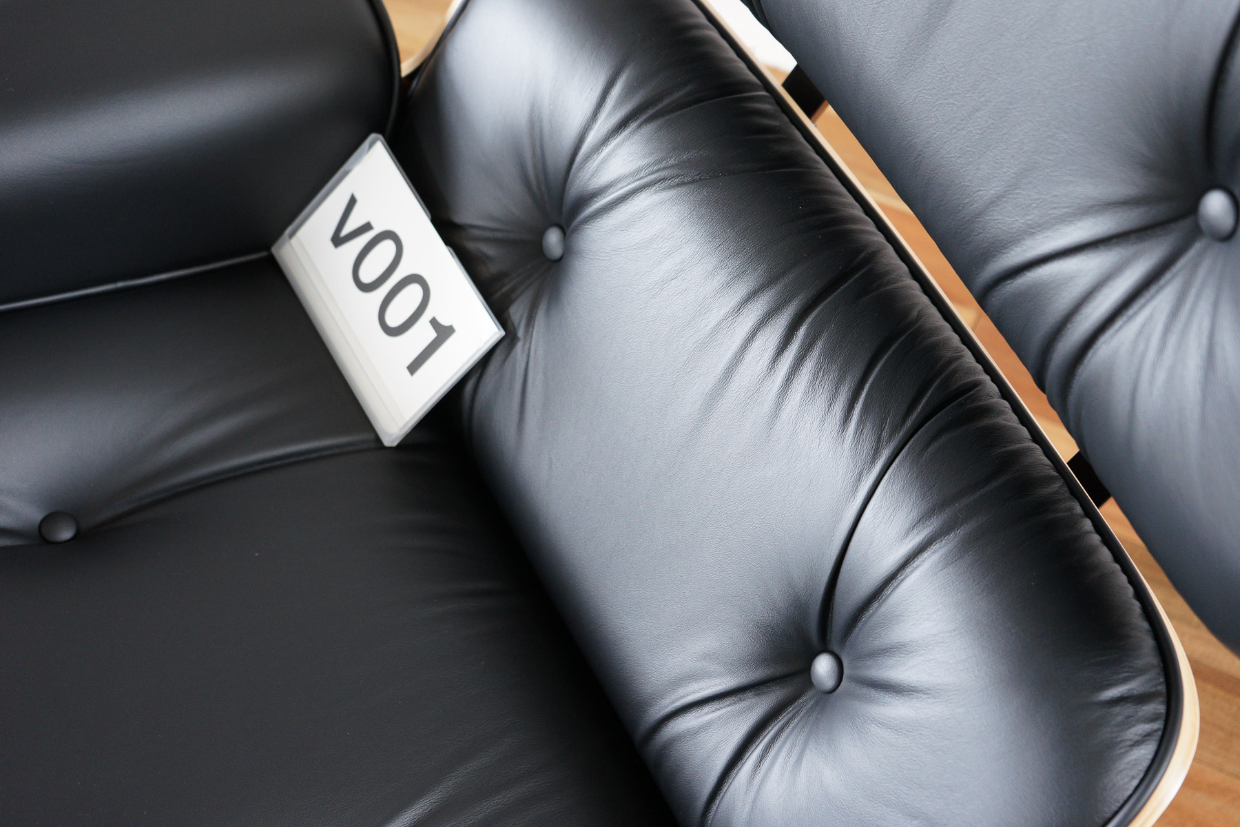 イームズラウンジチェアの木目