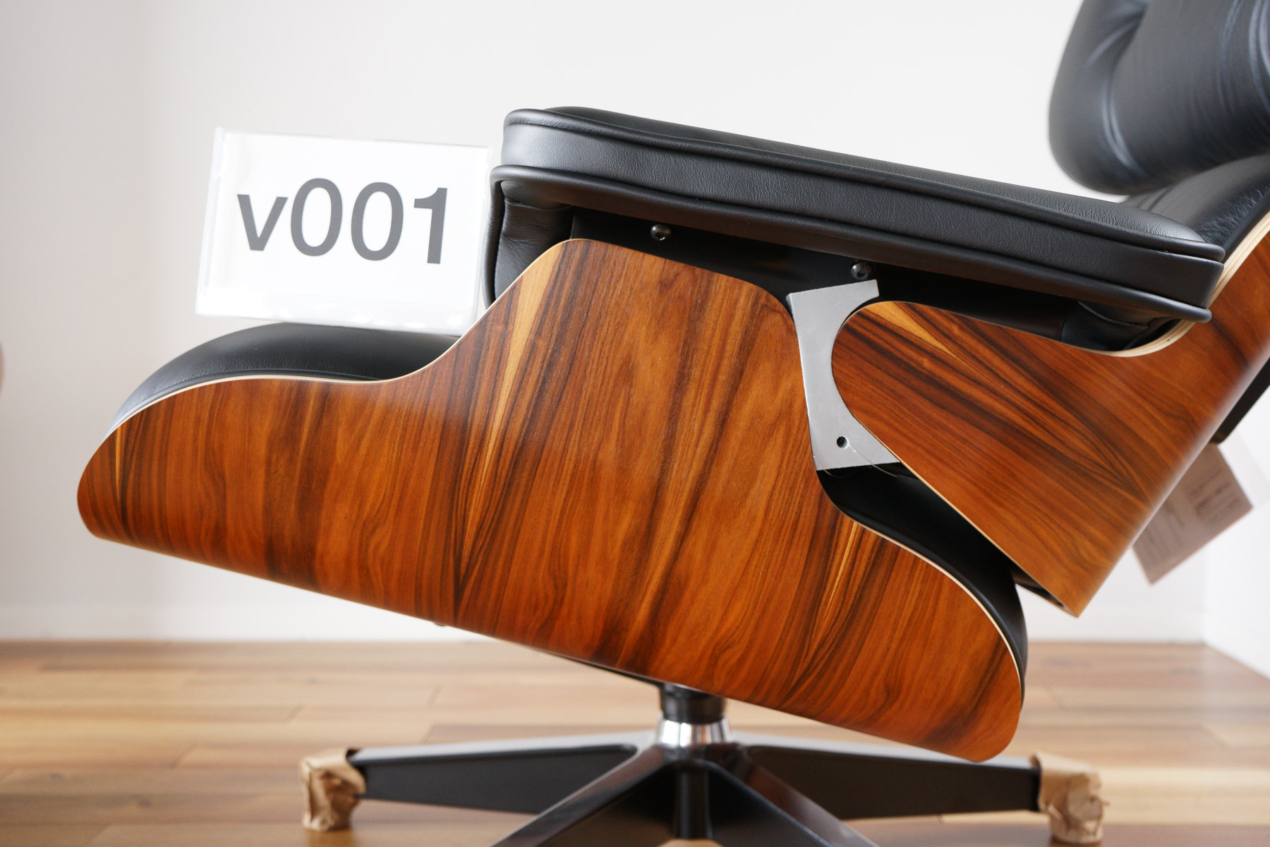 イームズラウンジチェアの木目