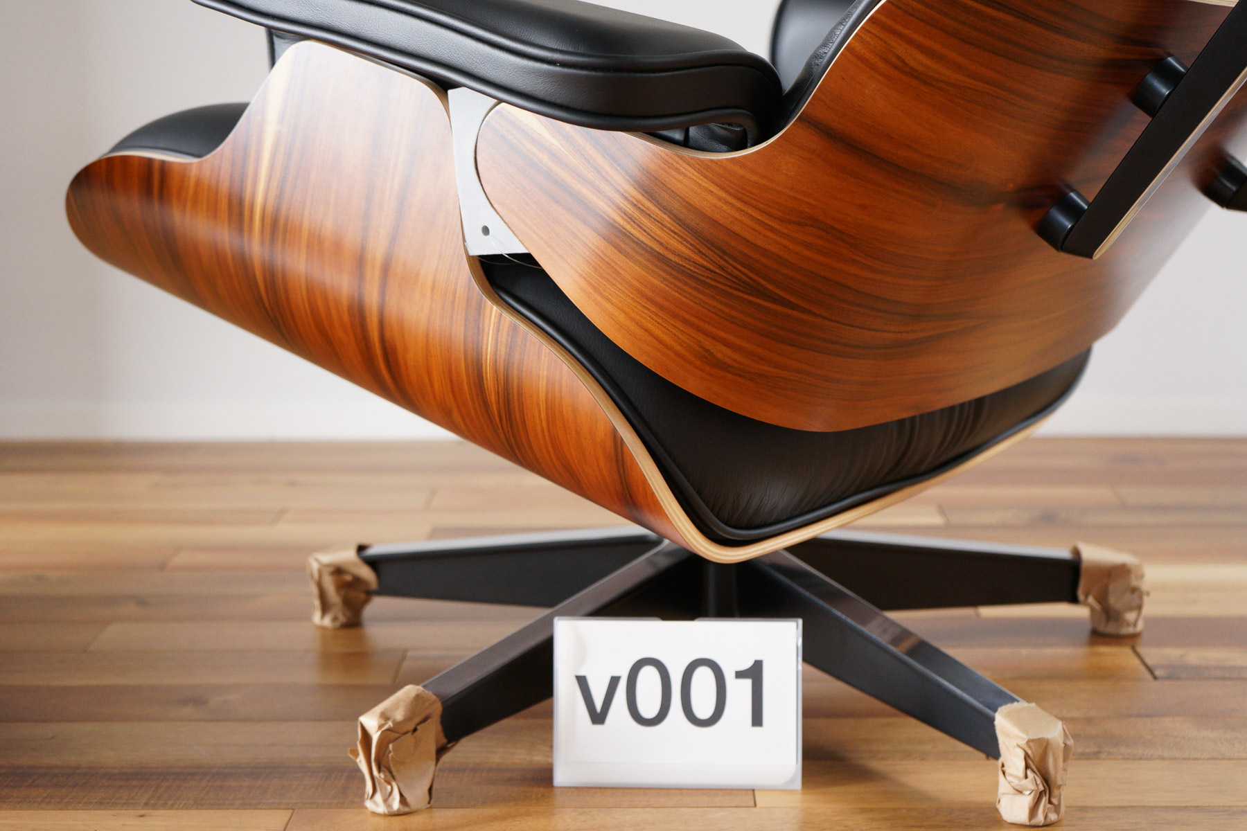 イームズラウンジチェアの木目