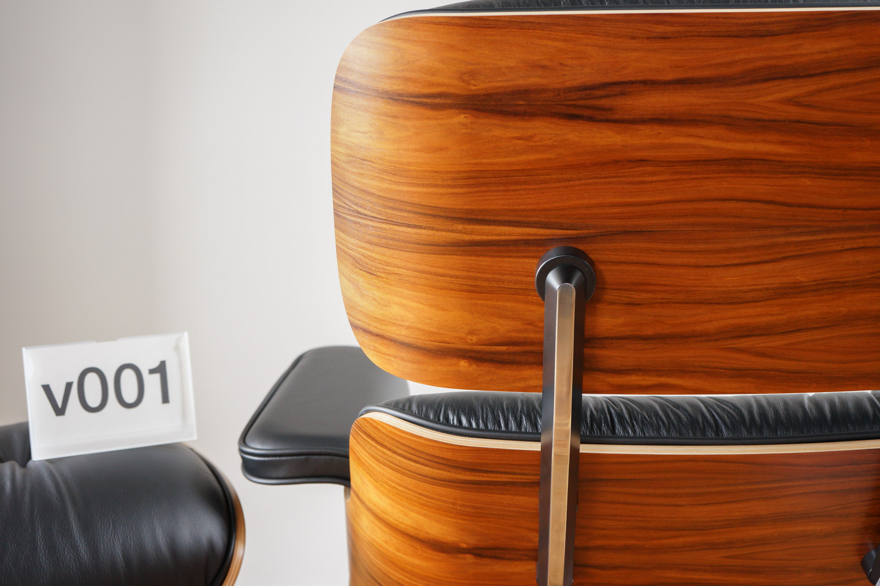 イームズラウンジチェアの木目