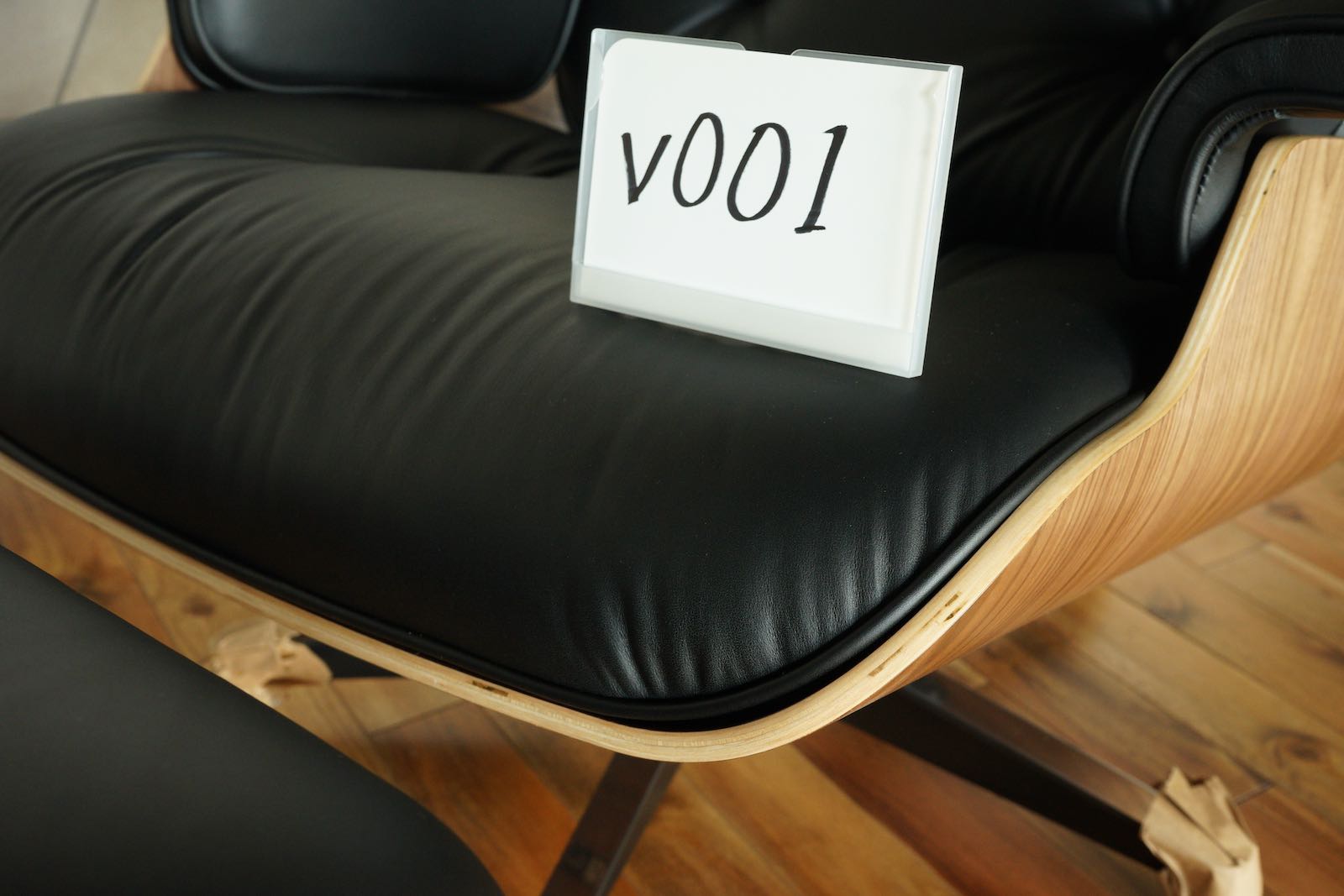 イームズラウンジチェアの木目