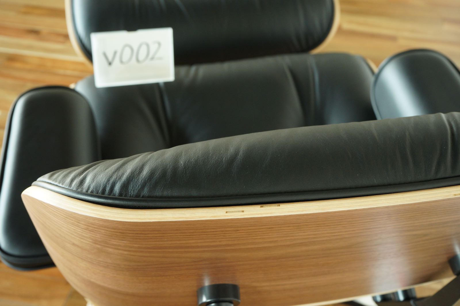 イームズラウンジチェアの木目