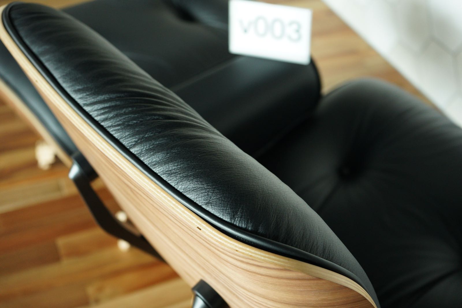 イームズラウンジチェアの木目