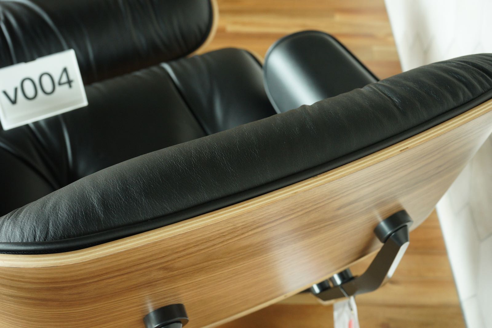 イームズラウンジチェアの木目