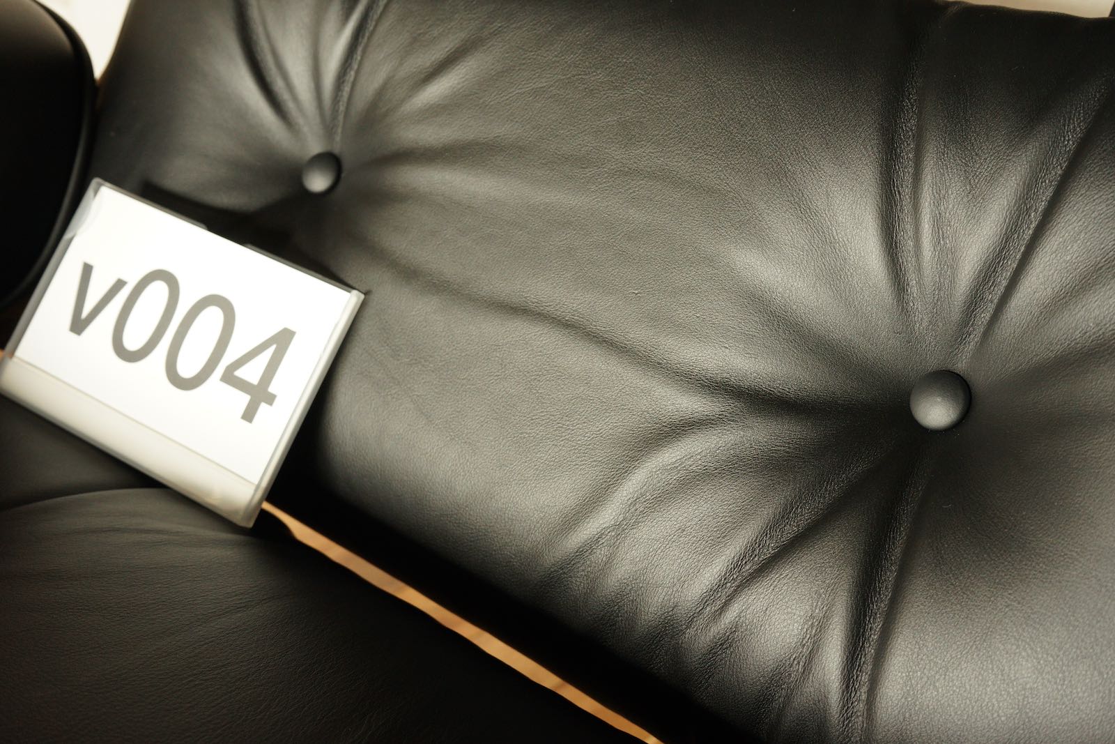 イームズラウンジチェアの木目