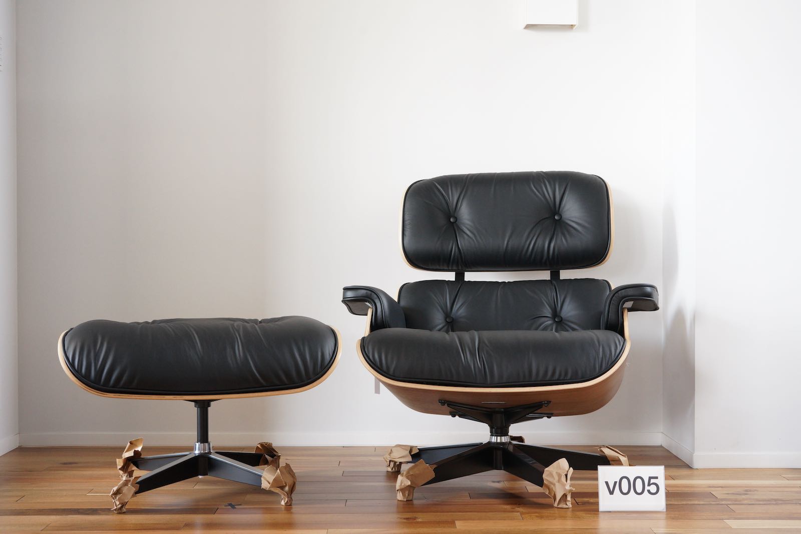 イームズラウンジチェアの木目