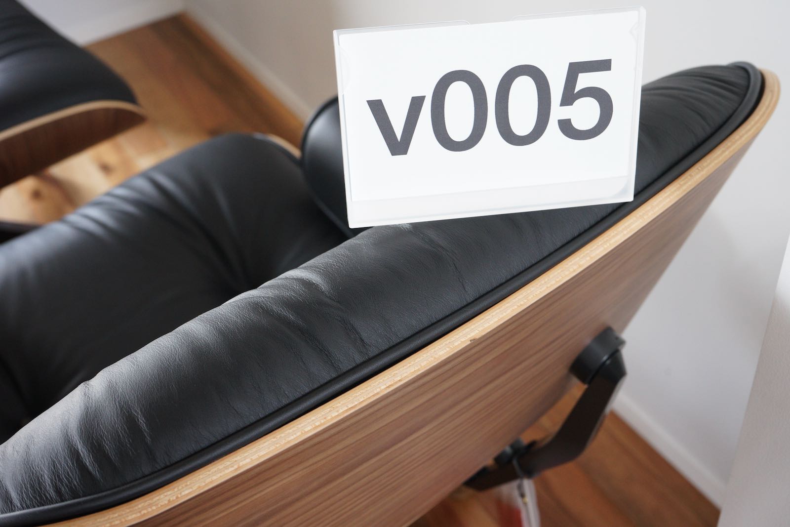 イームズラウンジチェアの木目