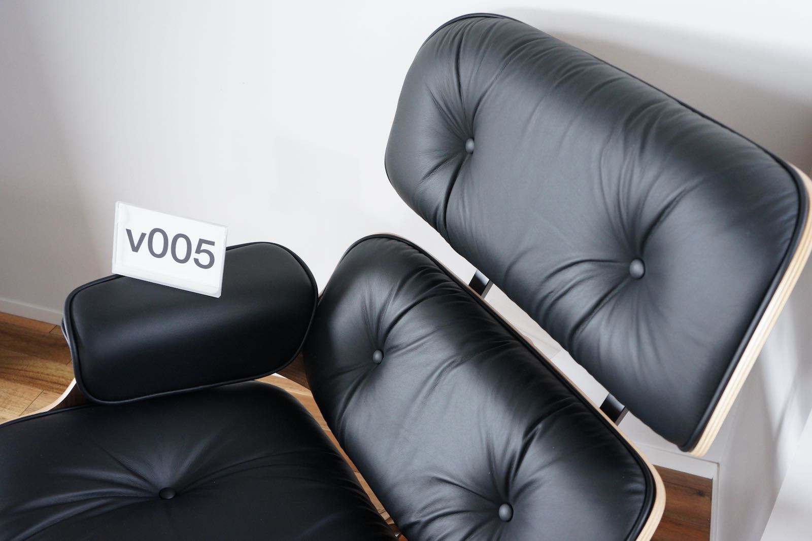 イームズラウンジチェアの木目