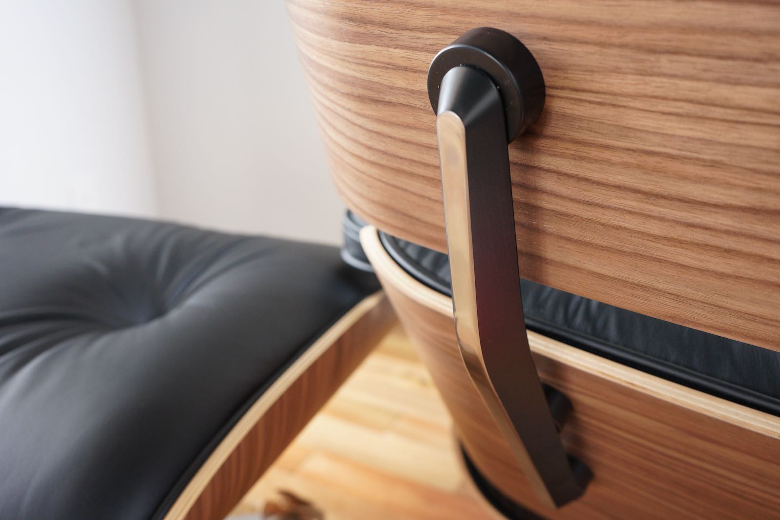 イームズラウンジチェアの木目