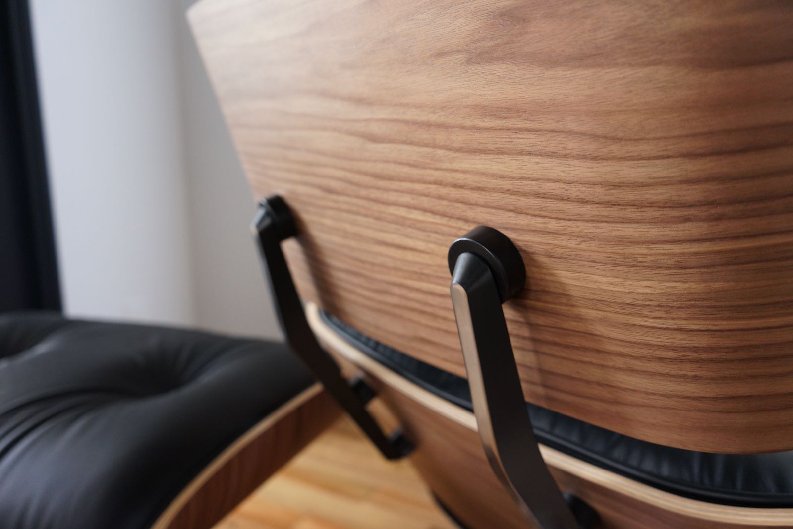 イームズラウンジチェアの木目
