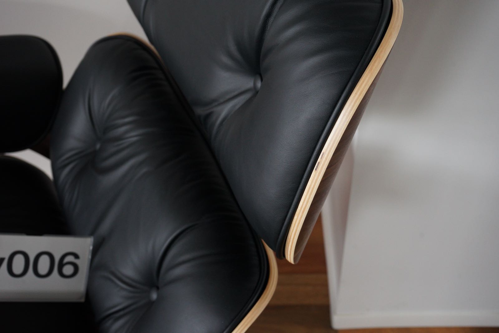 イームズラウンジチェアの木目