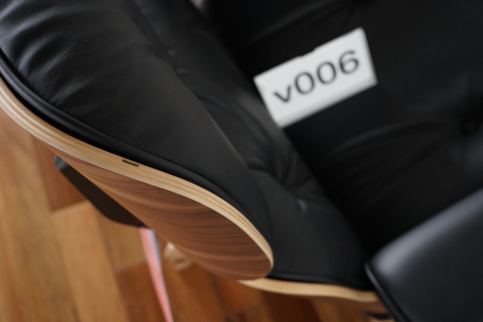 イームズラウンジチェアの木目