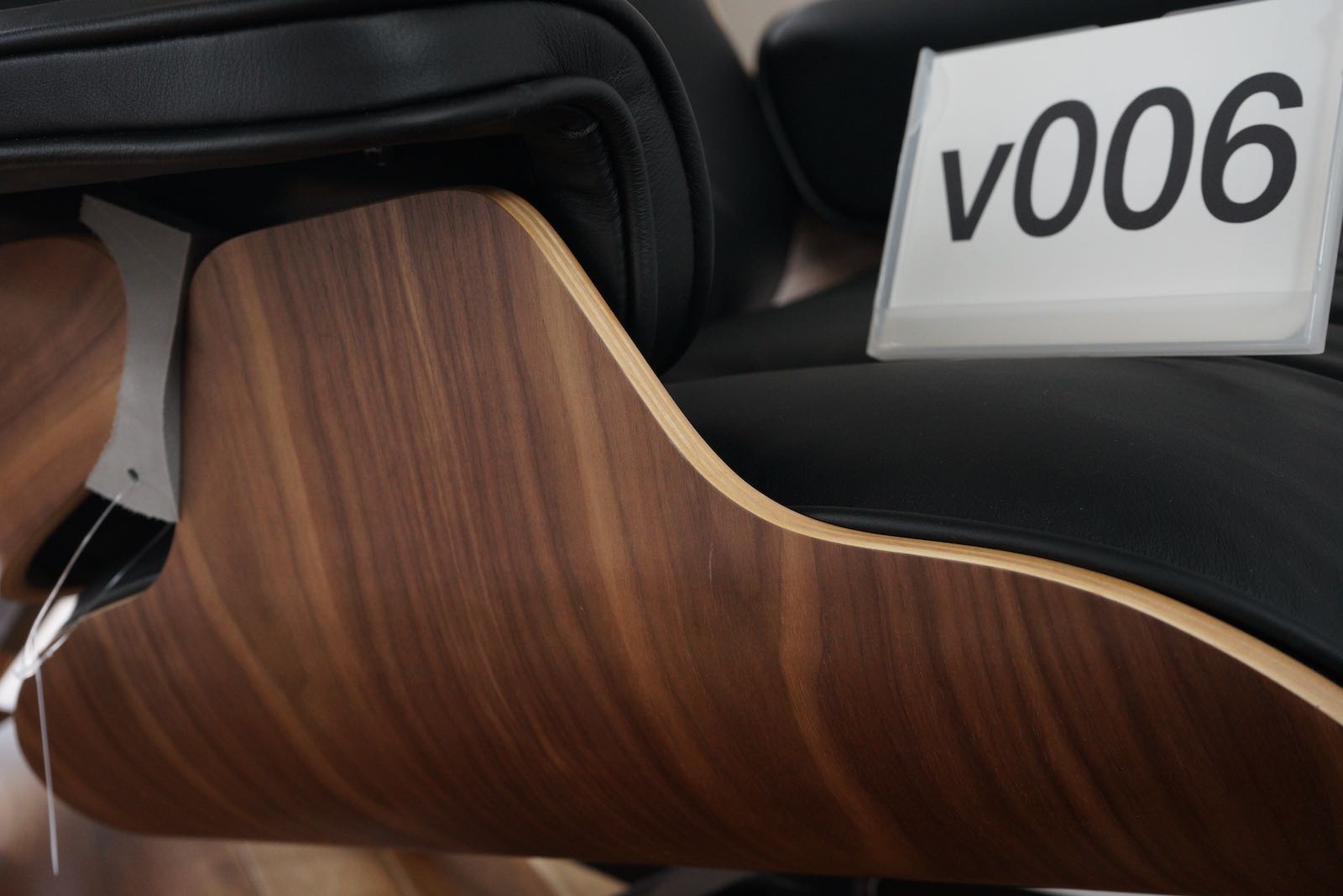 イームズラウンジチェアの木目