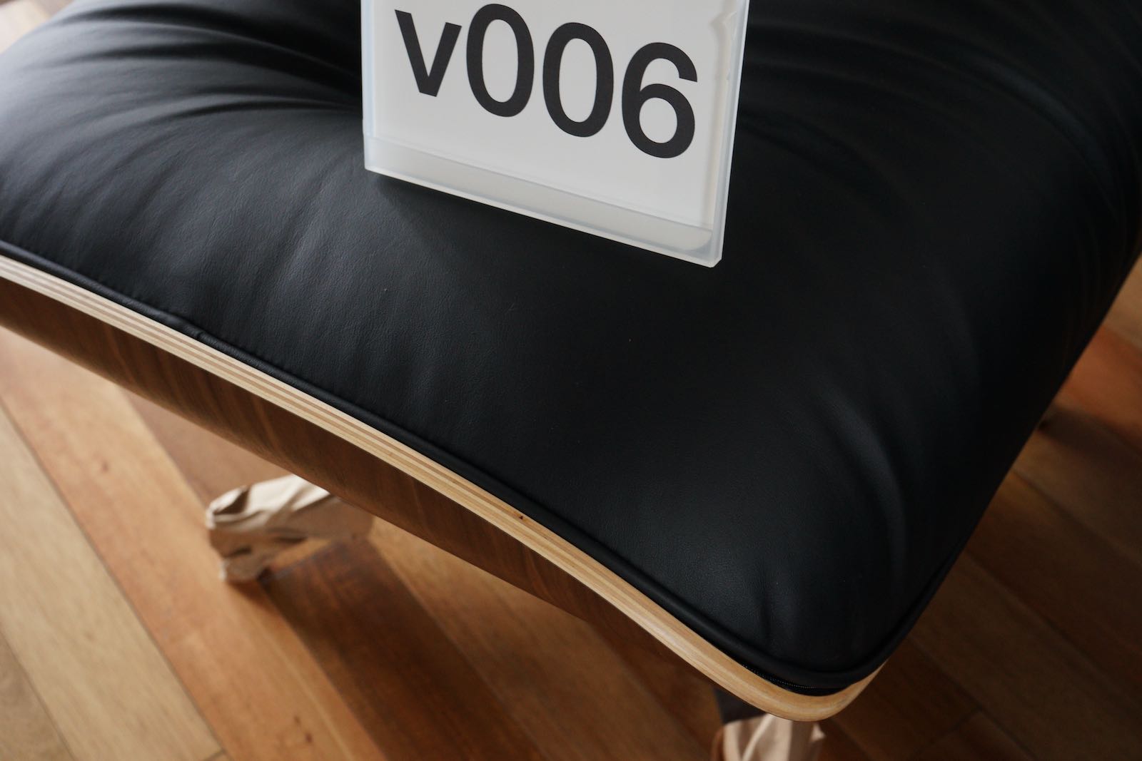 イームズラウンジチェアの木目