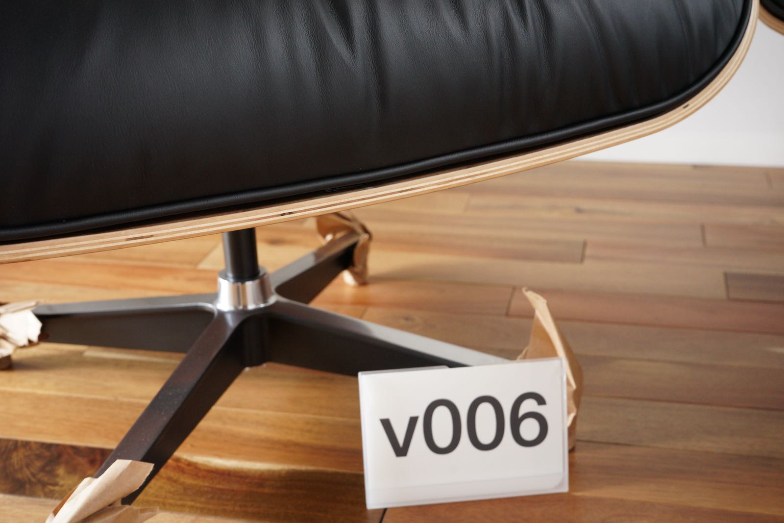 イームズラウンジチェアの木目