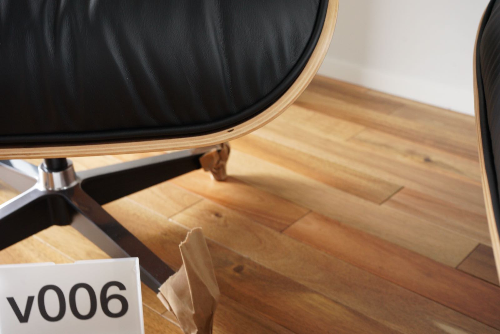 イームズラウンジチェアの木目