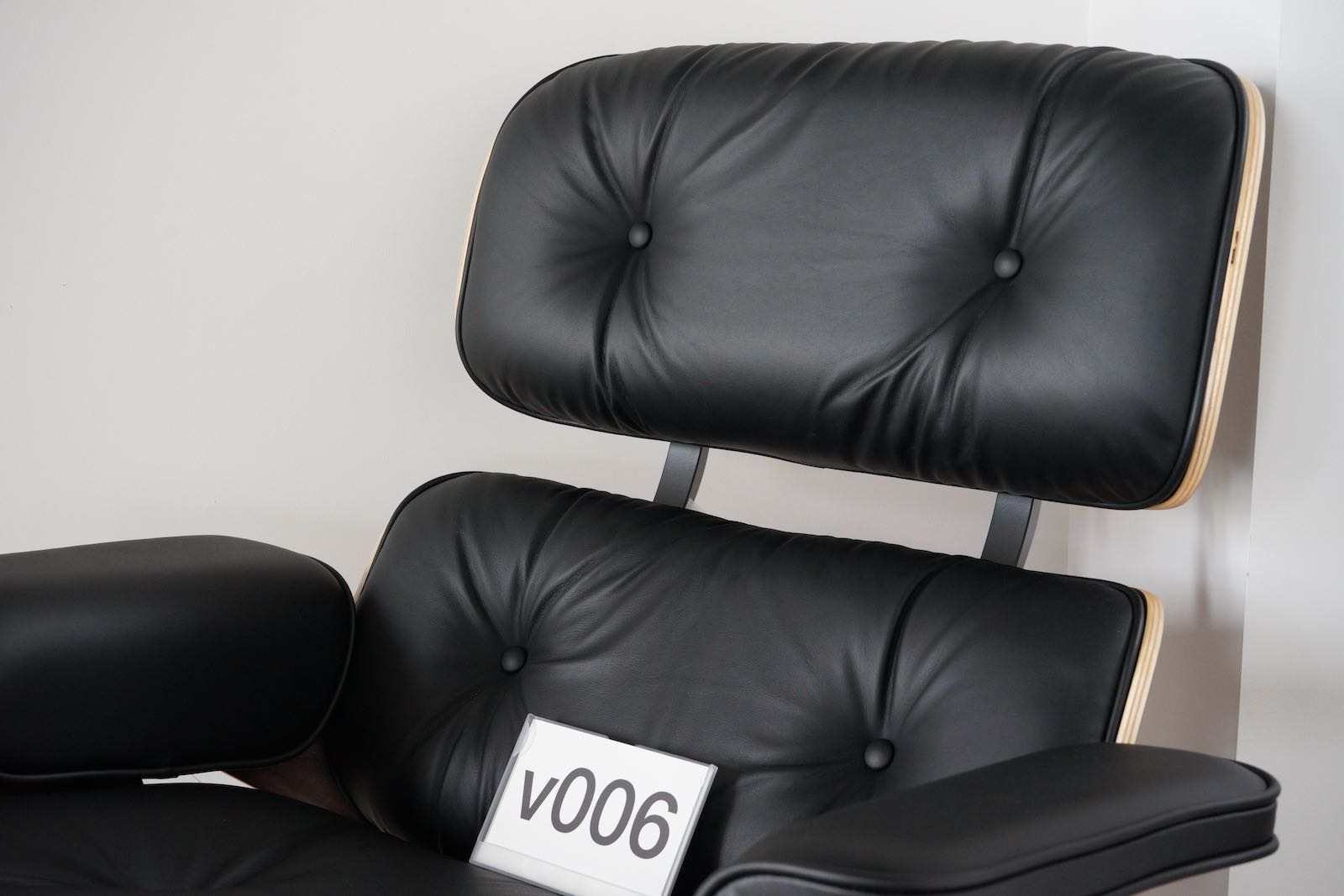 イームズラウンジチェアの木目