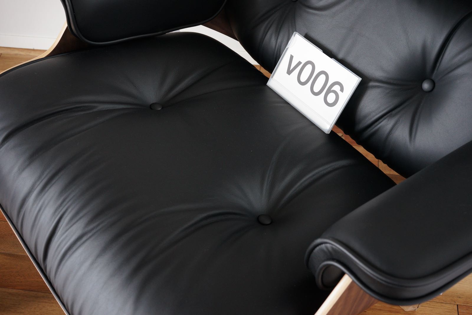 イームズラウンジチェアの木目