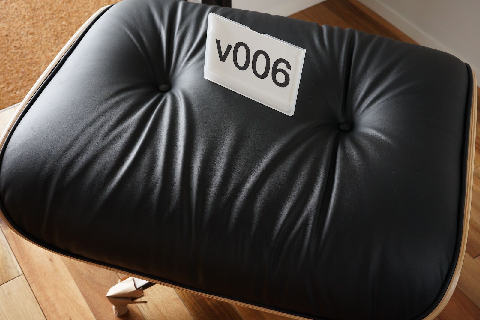 イームズラウンジチェアの木目