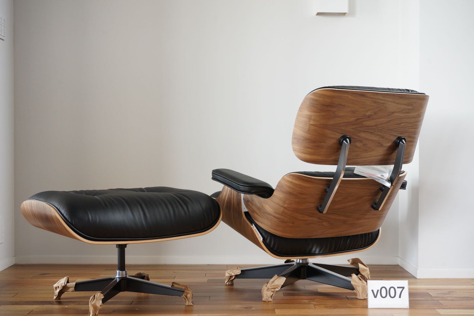 イームズラウンジチェアの木目