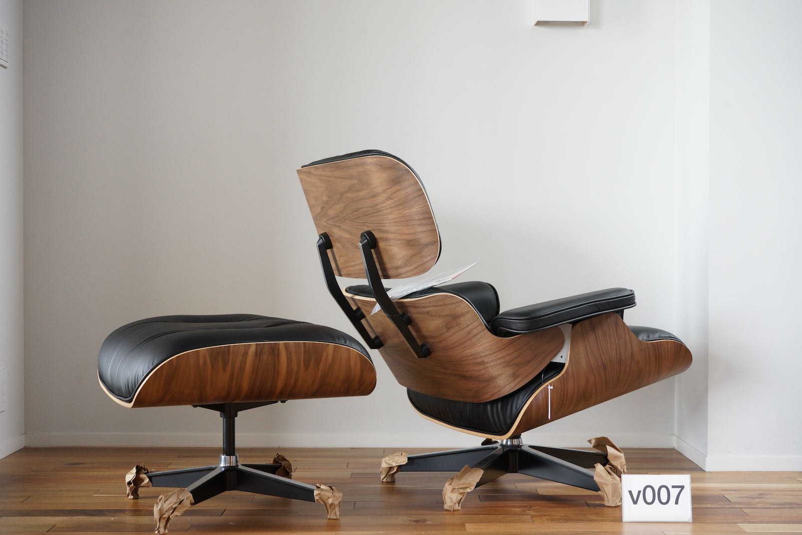 イームズラウンジチェアの木目