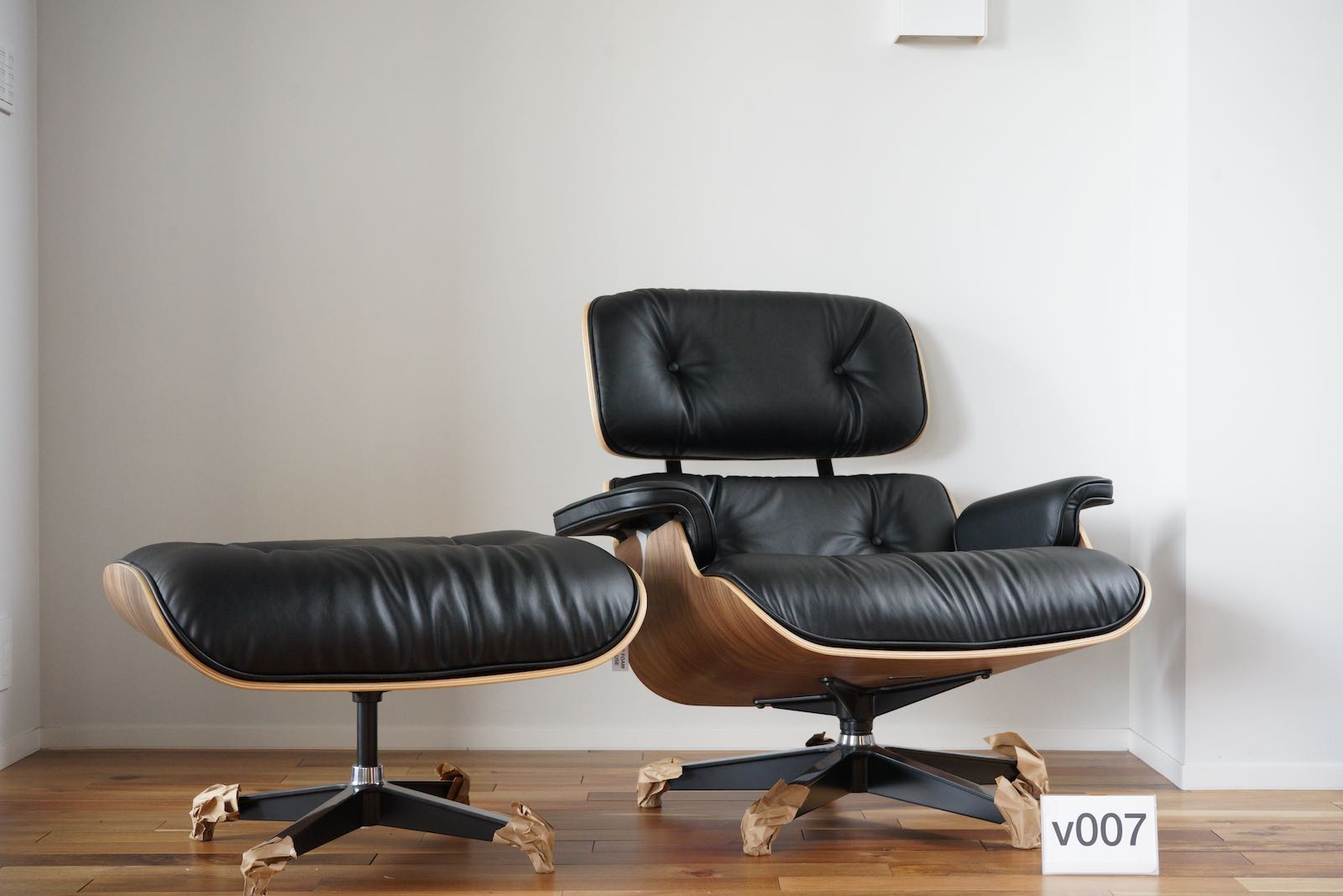 イームズラウンジチェアの木目