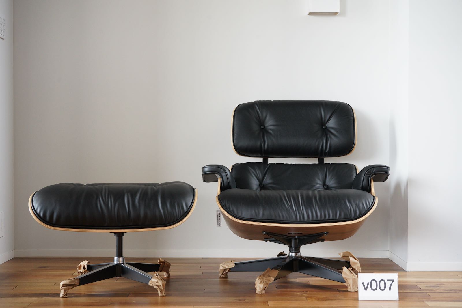 イームズラウンジチェアの木目