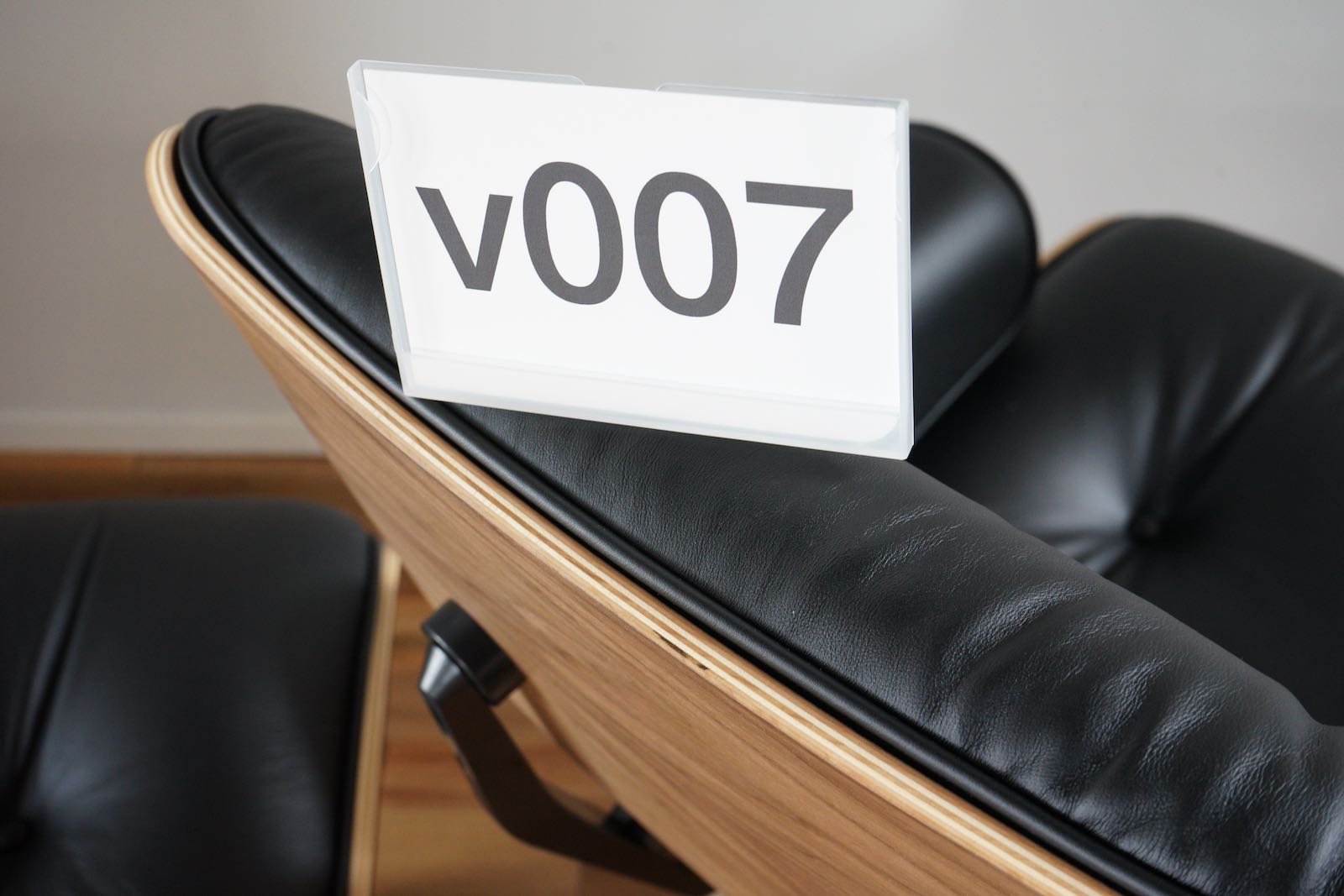 イームズラウンジチェアの木目