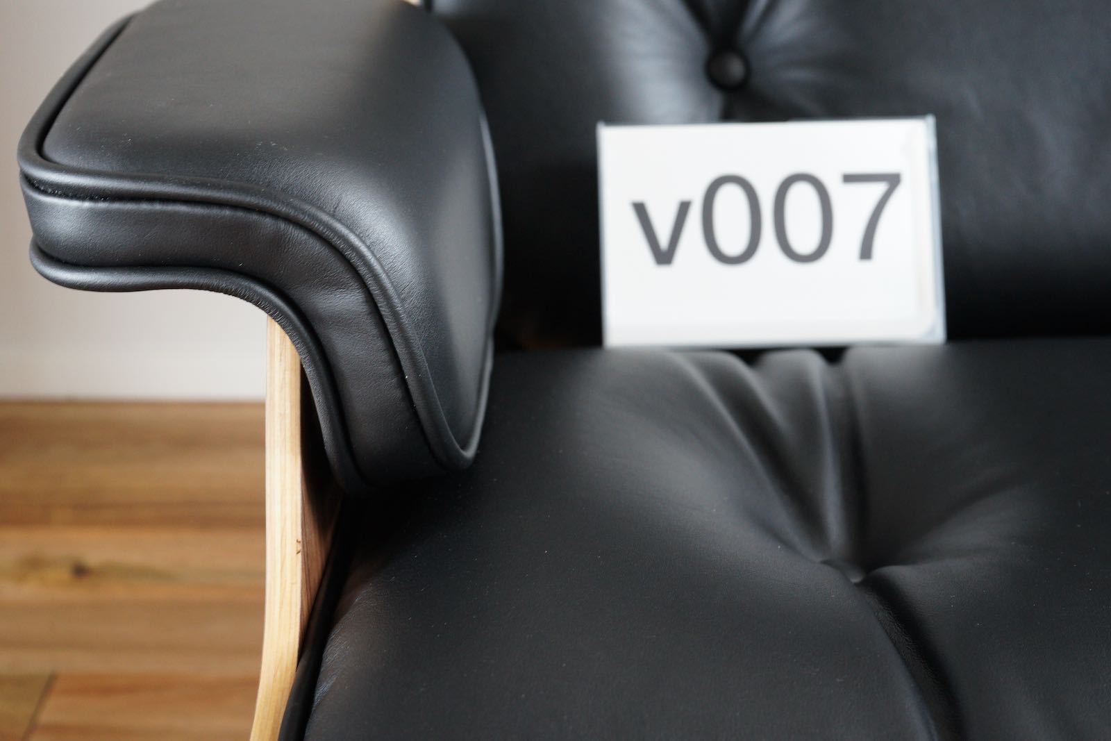 イームズラウンジチェアの木目