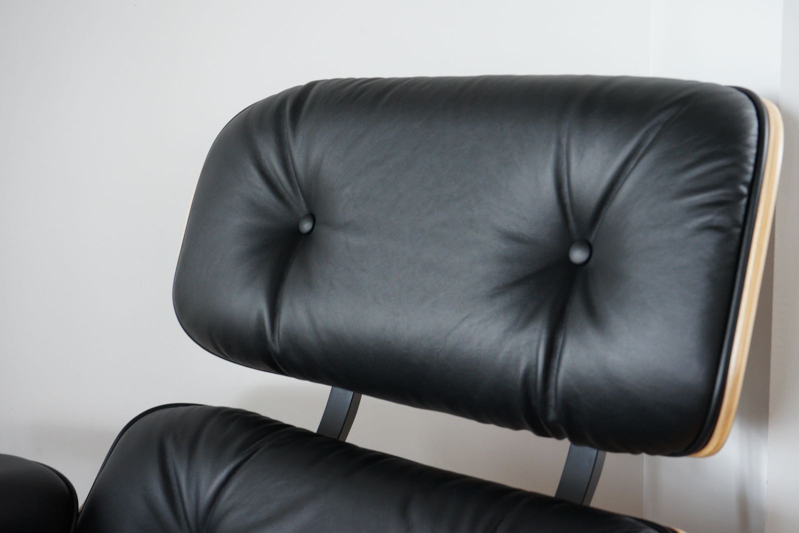 イームズラウンジチェアの木目