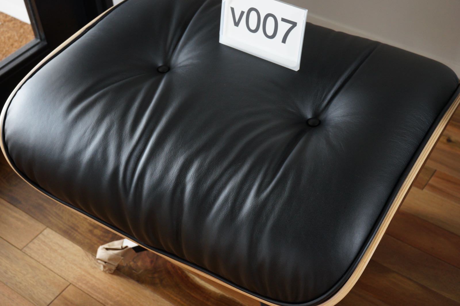 イームズラウンジチェアの木目