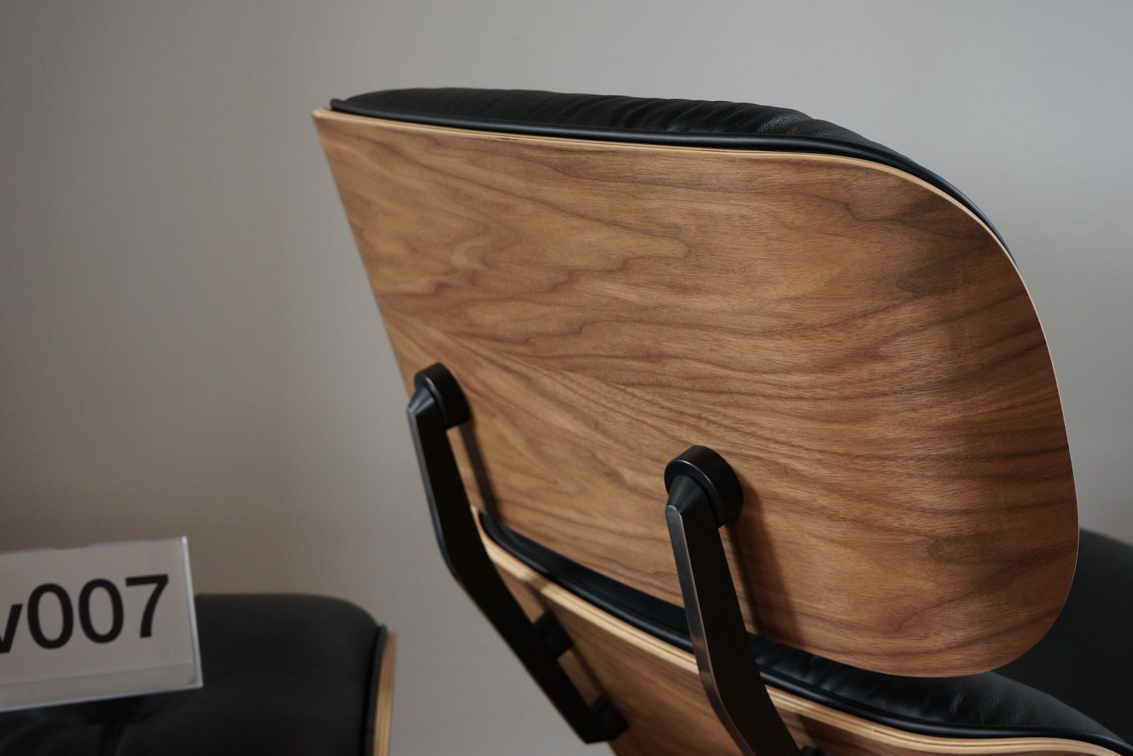 イームズラウンジチェアの木目