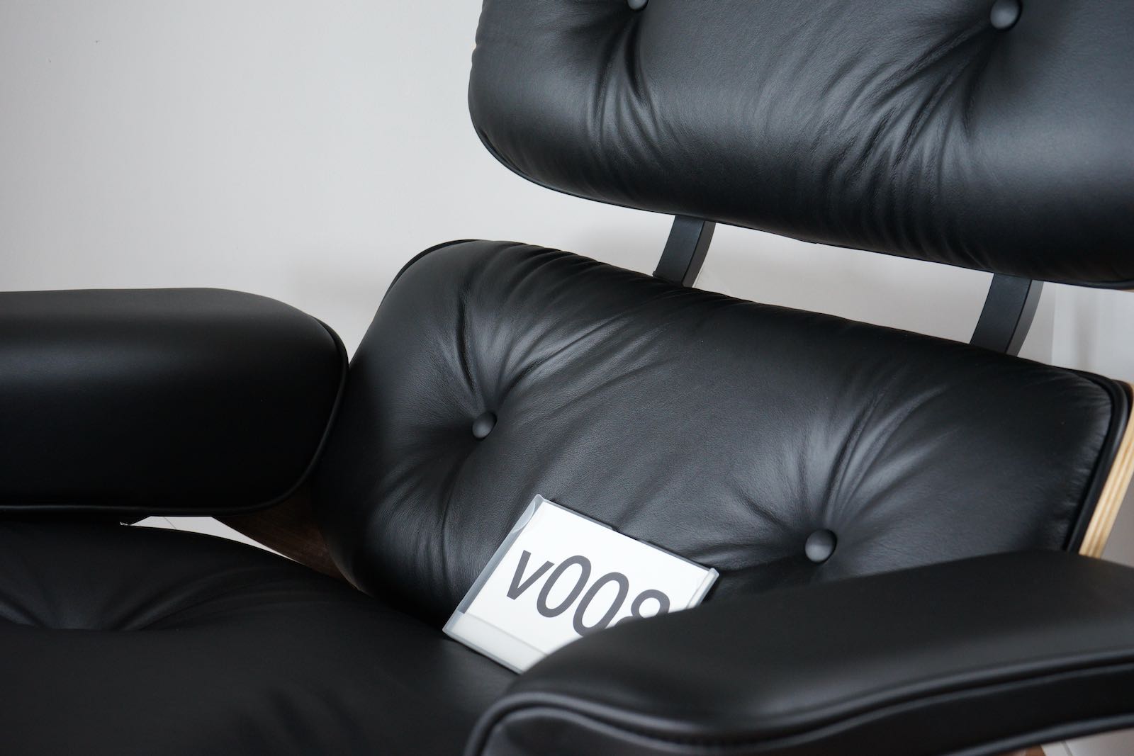 イームズラウンジチェアの木目