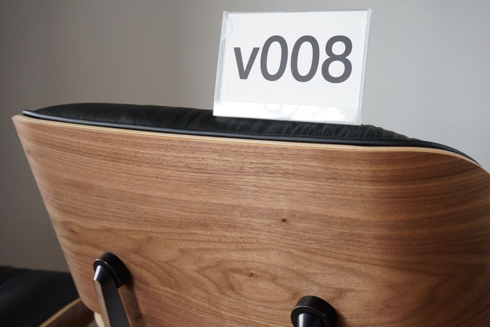 イームズラウンジチェアの木目