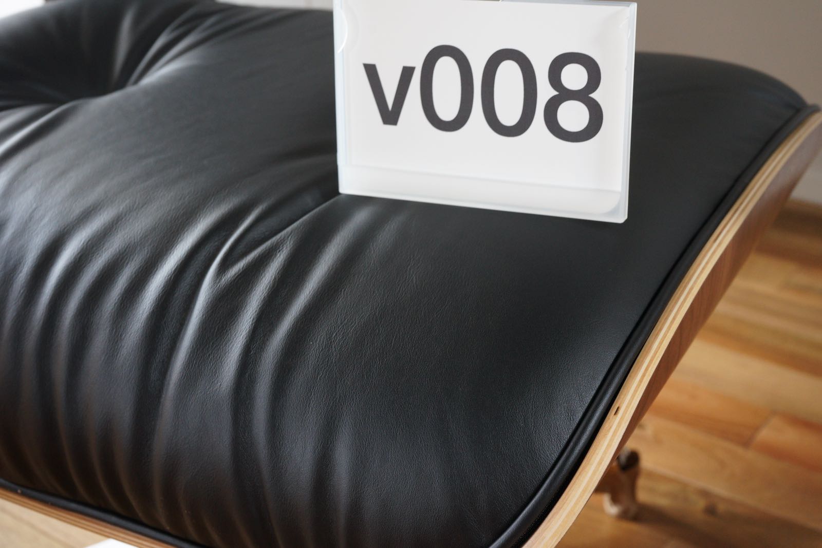 イームズラウンジチェアの木目