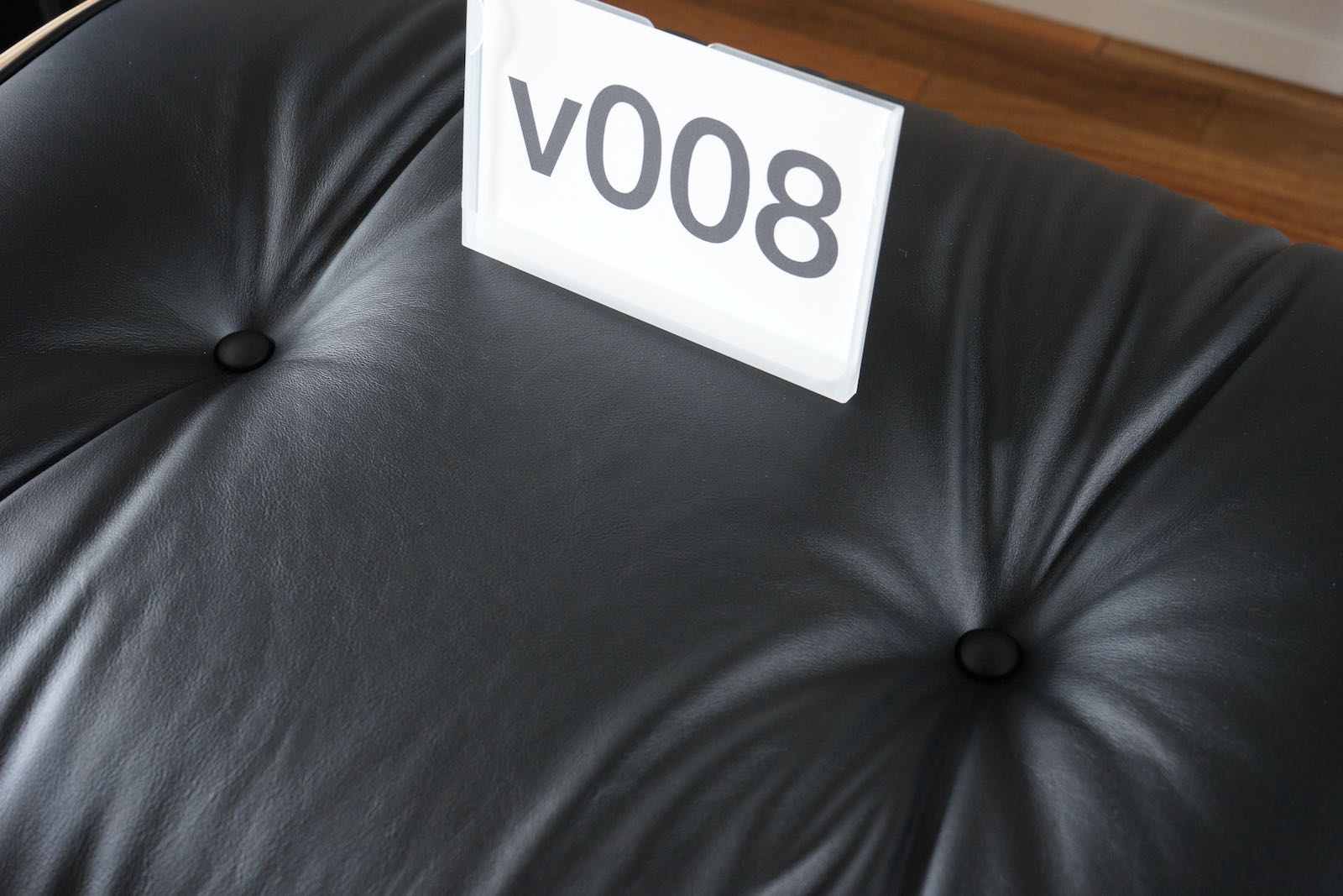 イームズラウンジチェアの木目