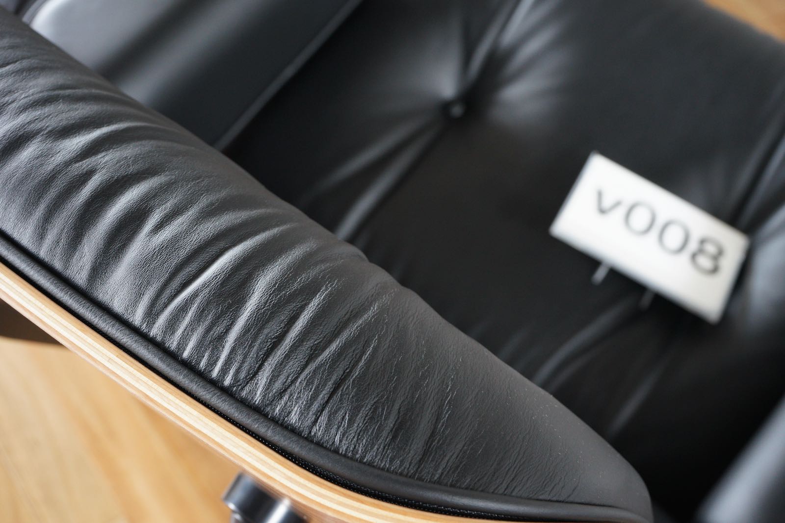 イームズラウンジチェアの木目