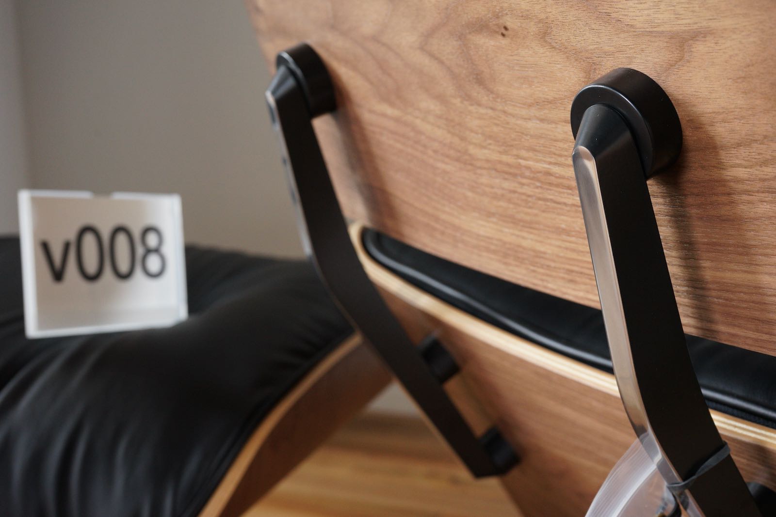 イームズラウンジチェアの木目