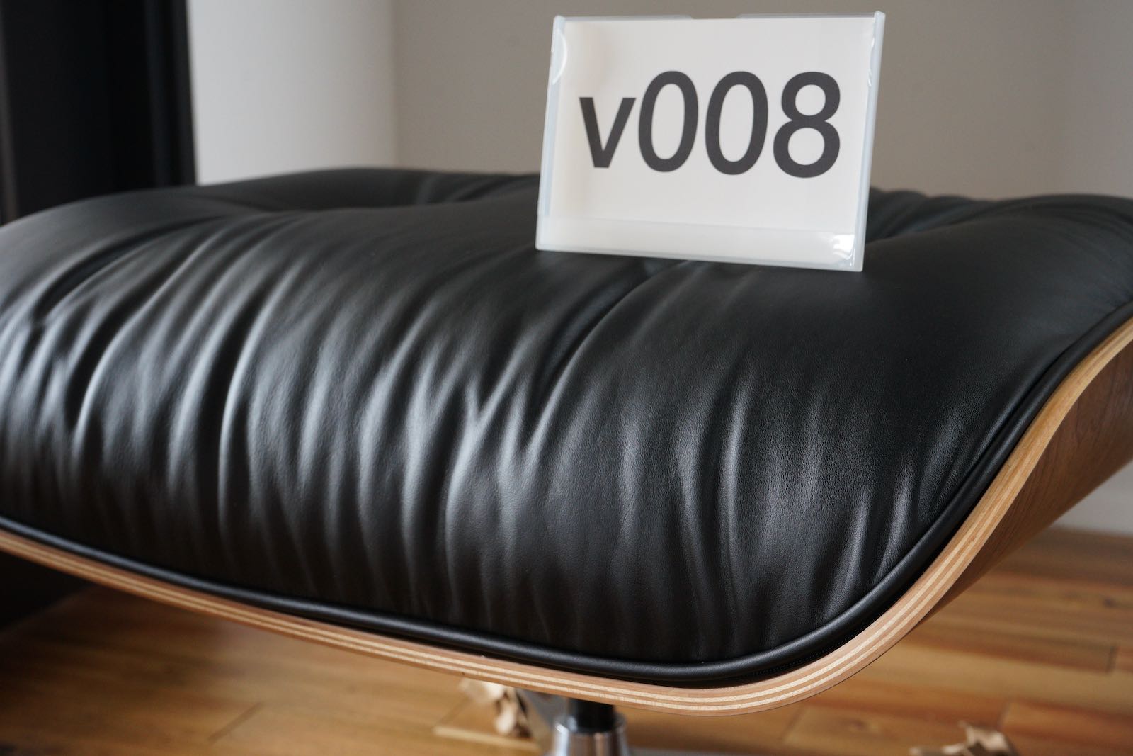 イームズラウンジチェアの木目