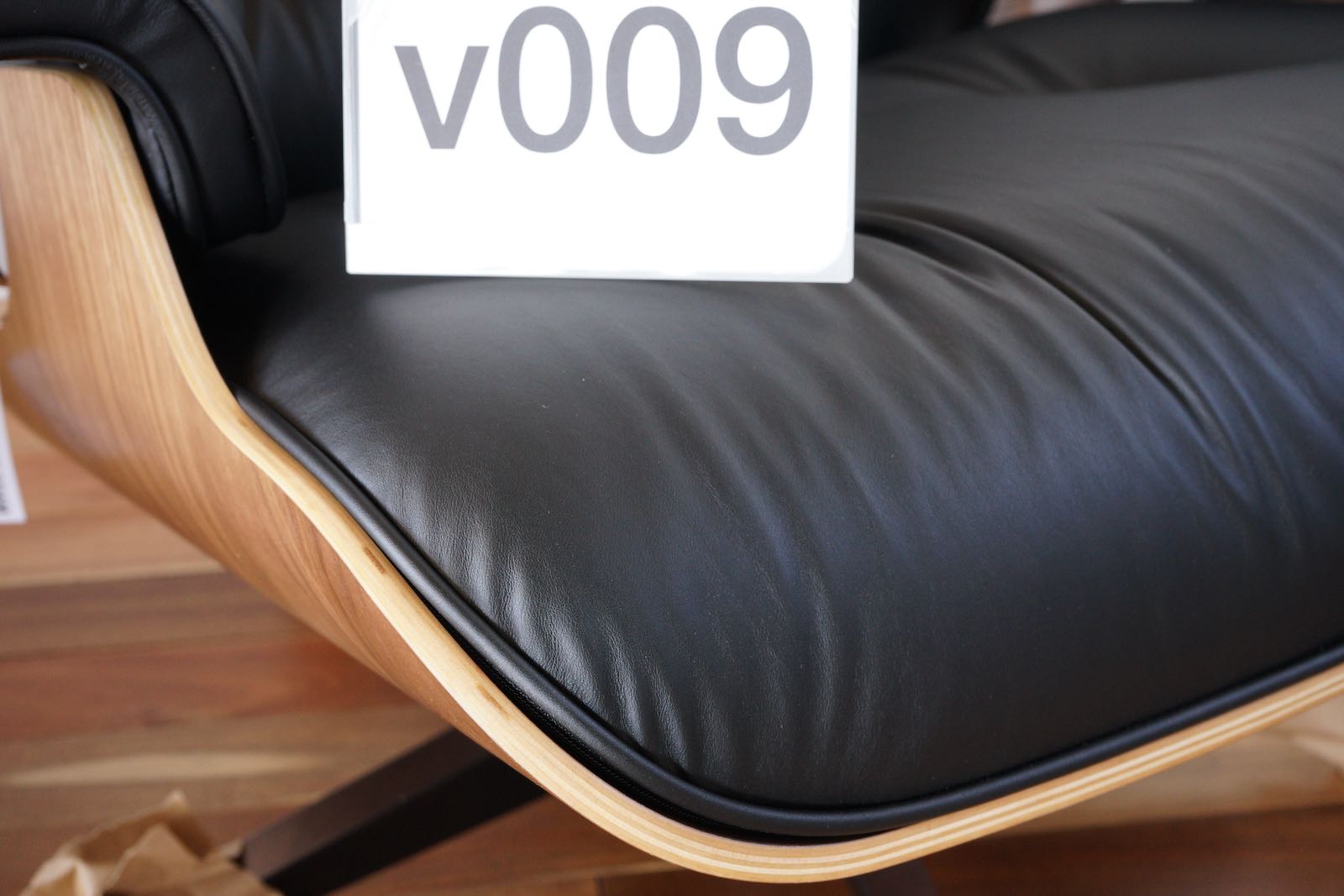 イームズラウンジチェアの木目