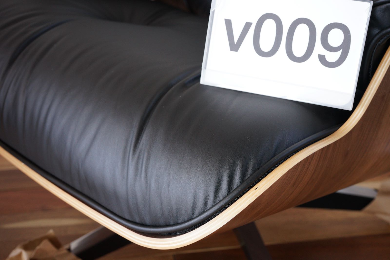 イームズラウンジチェアの木目