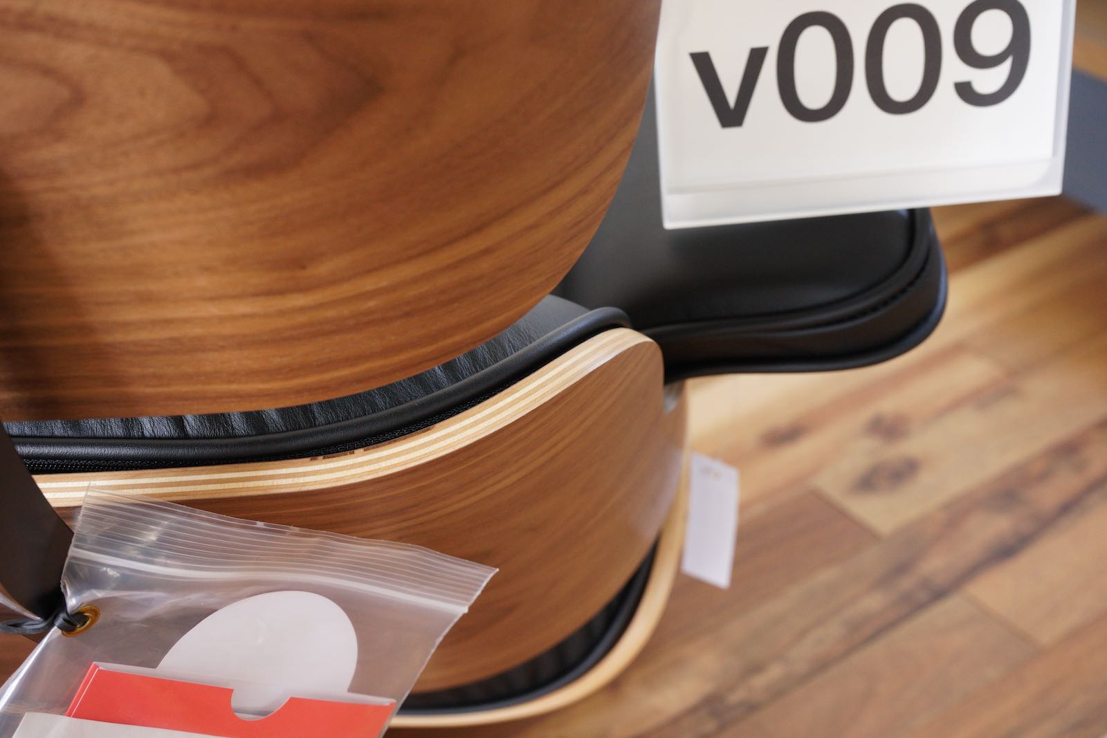 イームズラウンジチェアの木目